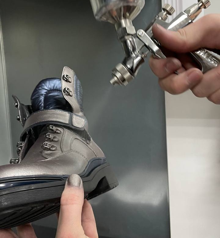 Обработка новой обуви от влаги профессиональными средствами