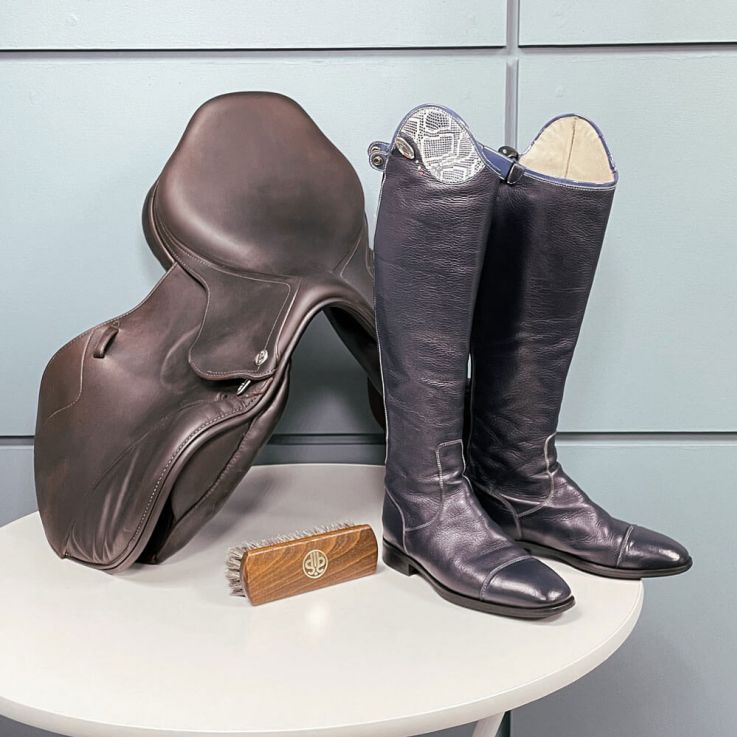 фото - седло и сапоги